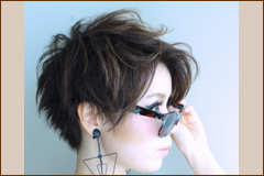 クールなパーマのアップバング